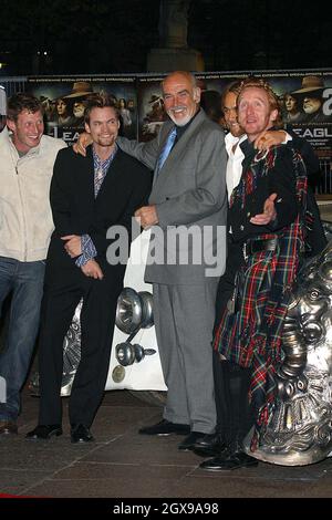 Die Darsteller der League of Extroadinary Gentleman, darunter Sean Connery, Jason Flemyng, Stuart Townsend amd Shane West bei der Filmpremiere im Leicester Square. Stockfoto