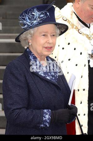 Die britische Königin Elizabeth II. Verlässt die St. Paul's Cathedral, nachdem sie den Gedenkgottesdienst für Militärangehörige besucht hat, die im Irak-Krieg ums Leben kamen. â©Anwar Hussein/allactiondigital.com Stockfoto