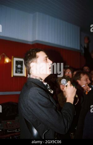 Die Libertines, die nach seiner kürzlichen Entlassung aus dem Gefängnis mit der Sängerin Pete Doherty wiedervereint wurden, spielen einen Überraschungsgig im Duke of Clarence Pub in Islington, London. Stockfoto