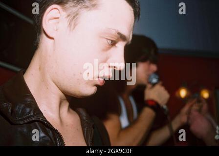 Die Libertines, die nach seiner kürzlichen Entlassung aus dem Gefängnis mit der Sängerin Pete Doherty wiedervereint wurden, spielen einen Überraschungsgig im Duke of Clarence Pub in Islington, London. Stockfoto