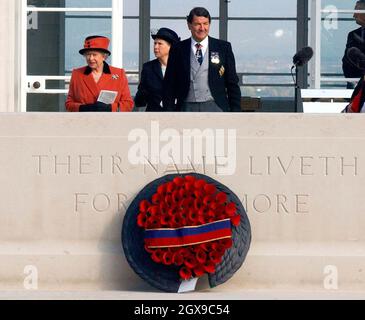 Die britische Königin Elizabeth II., links, wird von General Sir John Wilsey, dem stellvertretenden Vorsitzenden der Commonwealth war Graves Commission, Right, und Sarah Goad, der Lord Lieutenant von Surrey, um das Air Forces Memorial in Runnymeade eskortiert. â©Anwar Hussein/allactiondigital.com Stockfoto