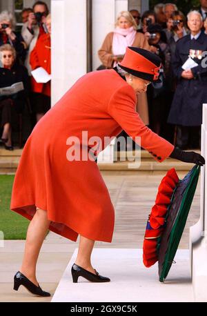 Die britische Königin Elizabeth II. Legt einen Kranz am Air Forces Memorial in Runnymeade während eines Gedenkgottesdienstes zum 50. Jahrestag des Gedenkens ab Â©Anwar Hussein/allactiondigital.com Stockfoto