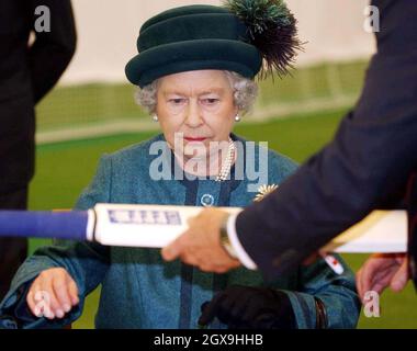 Die Queen signiert einen Cricket-Schläger bei einem Besuch der nationalen Cricket-Akademie der EZB an der Loughborough University. Die Königin eröffnete heute offiziell die neue Â£4.5 Millionen nationale Cricket-Akademie. â©Anwar Hussein/allactiondigital.com Stockfoto