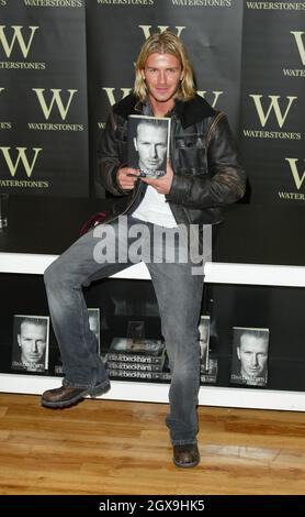 David Beckham signiert Kopien seiner Autobiographie in der Waterstones Buchhandlung in Piccadilly, London. Stockfoto