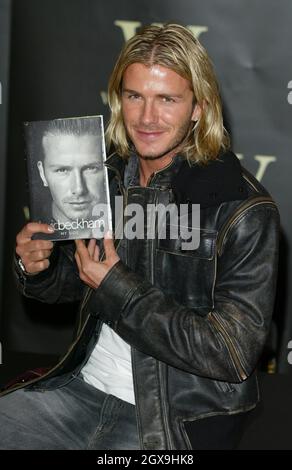 David Beckham signiert Kopien seiner Autobiographie in der Waterstones Buchhandlung in Piccadilly, London. Stockfoto