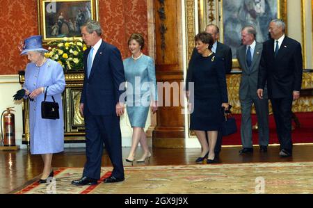 US-Präsident George W.Bush (2. L) wird während seines Staatsbesuchs von der britischen Königin Elizabeth II. (L) in die Queen's Gallery am Buckingham Palace geführt, gefolgt von seiner Frau Laura Bush (3. L), Colin Powells Ehefrau, dem US-Außenminister Colin Powell (R) und dem US-Botschafter William Farish (3. R) Und der Herzog von Edinburgh (2. R) Â©Anwar Hussein/allactiondigital.com Stockfoto