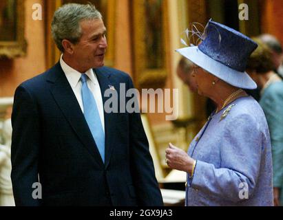 US-Präsident George W.Bush (L) spricht während seines Staatsbesuchs mit der britischen Königin Elizabeth II (R) in der Queen's Gallery am Buckingham Palace. â©Anwar Hussein/allactiondigital.com Stockfoto