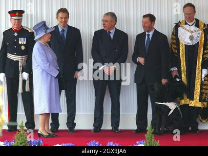 Königin Elizabeth II. Spricht mit Premierminister Tony Blair, Außenminister Jack Straw und Innenminister David Blunkett, während sie auf die formelle Ankunft des US-Präsidenten George Bush im Buckingham Palace warten, damit sie ihn zu Beginn seines Staatsbesuchs in Großbritannien willkommen heißen kann. â©Anwar Hussein/allactiondigital.com Stockfoto