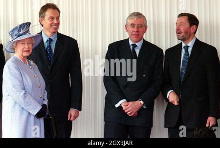 Die britische Königin Elizabeth (L) steht mit Premierminister Tony Blair (2L), Außenminister Jack Straw (2R) und Innenminister David Blunkett während der feierlichen Begrüßung von US-Präsident George W. Bush im Londoner Buckingham Palace zusammen. â©Anwar Hussein/allactiondigital.com Stockfoto