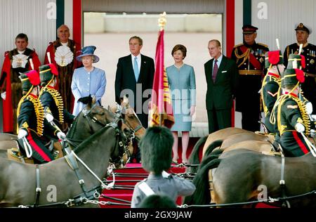 US-Präsident George W. Bush (Mitte 2L) und seine Frau Laura (Mitte 2R) stehen mit der britischen Königin Elizabeth (Mitte L) und Prinz Philip (Mitte R) während der feierlichen Begrüßung im Londoner Buckingham Palace am ersten Tag des Staatsbesuchs des Präsidenten in Großbritannien. â©Anwar Hussein/allactiondigital.com Stockfoto
