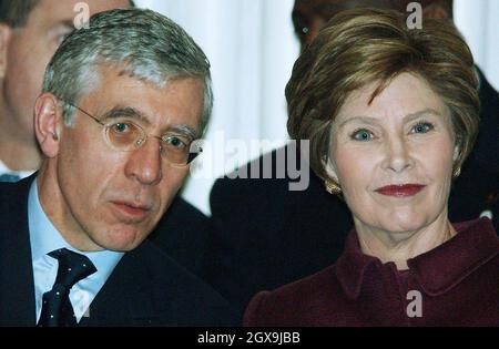 Der britische Außenminister Jack Straw saß mit der amerikanischen First Lady Laura Bush vor einer Rede des amerikanischen Präsidenten George W. Bush im Bankettshaus in London. â©Anwar Hussein/allactiondigital.com Stockfoto