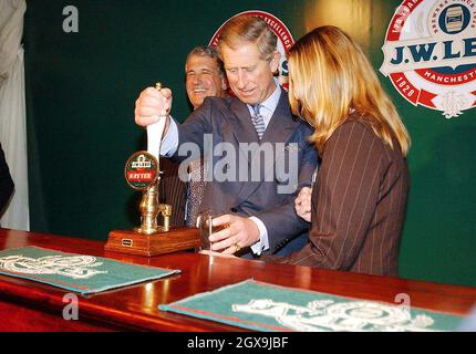 Der Prinz von Wales röstet die Gäste mit einem Pint Bier, das er selbst aus der Pumpe zog, während eines Besuchs in der JW Lees Brauerei in Middleton bei Manchester. Mitglieder der Familie Lees-Jones, die die Brauerei noch immer führt, trafen den Prinzen am Eingang, bevor er ihn zu einer Tour zum 175-jährigen Bestehen mitnahm. â©Anwar Hussein/allactiondigital.com Stockfoto