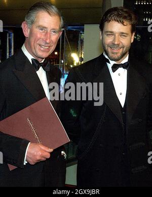 Prinz Charles posiert mit dem australischen Schauspieler Russell Crowe bei der königlichen Premiere von „Master and Commander: The Far Side of the World“, die im Odeon am Leicester Square in London gezeigt wurde. â©Anwar Hussein/allactiondigital.com Stockfoto