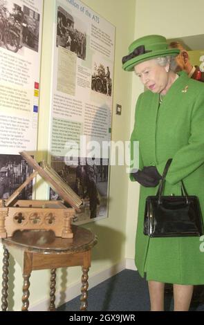 Britain's Queen Elizabeth II schaut auf ihre ursprüngliche militärische vorläufige Führerschein aus dem Jahr 1945 bei der Generalâ €™s Corps Museum in Winchester. Die Königin offiziell eröffnet die Generalâ €™s Corps Museum, das Häuser der Geschichte der Regimenter wie der Royal Military Police und der Army Pay Corps. â©Anwar Hussein/allactiondigital.com Stockfoto