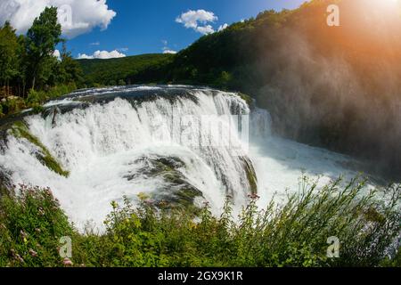 Wasserfall in schöner Natur mit kristallklarem Wasser auf wilden Fluss Una in Bosnien und Herzegowina an sonnigen Sommertag Stockfoto