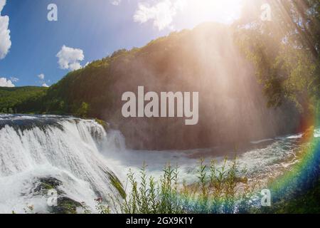 Wasserfall in schöner Natur mit kristallklarem Wasser auf wilden Fluss Una in Bosnien und Herzegowina an sonnigen Sommertag Stockfoto