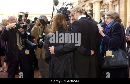 David und Victoria Beckham treffen die Presse, nachdem der englische Fußballkapitän von der Queen im Londoner Buckingham Palace einen Order of the British Empire (OBE) erhalten hatte. â©Anwar Hussein/allactiondigital.com Stockfoto