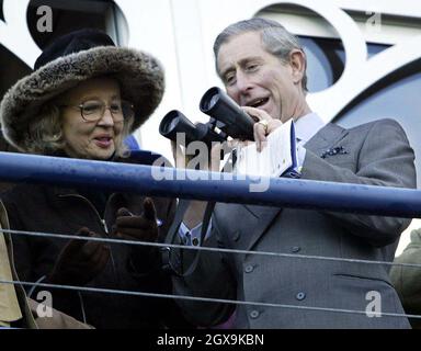 Der Prinz von Wales bei der Eröffnung des neuen Jubilee-Standes auf der Rennbahn Ludlow spricht mit einem Rennfahrer, während er das Prince of Wales Challenge Trophy-Rennen beobachtet, das zu seinen Ehren umbenannt wurde, nachdem er im Oktober 1980 Zweiter bei dem Rennen wurde. â©Anwar Hussein/allactiondigital.com Stockfoto