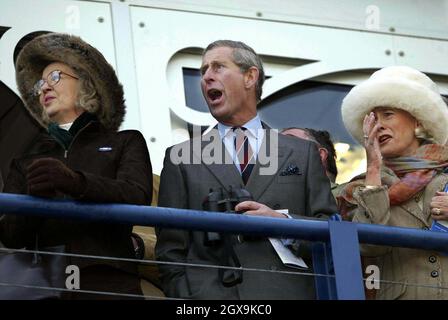 Der Prinz von Wales bei der Eröffnung des neuen Jubilee-Standes auf der Rennbahn Ludlow spricht mit einem Rennfahrer, während er das Prince of Wales Challenge Trophy-Rennen beobachtet, das zu seinen Ehren umbenannt wurde, nachdem er im Oktober 1980 Zweiter bei dem Rennen wurde. â©Anwar Hussein/allactiondigital.com Stockfoto