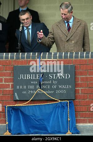 Der Prinz von Wales bei der Eröffnung des neuen Jubilee-Standes auf der Rennbahn Ludlow, nachdem er das Prince of Wales Challenge Trophy-Rennen beobachtet hatte, das zu seinen Ehren umbenannt wurde, nachdem er im Oktober 1980 Zweiter bei dem Event wurde. â©Anwar Hussein/allactiondigital.com Stockfoto