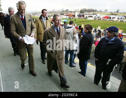 Der Prinz von Wales bei der Eröffnung des neuen Jubilee-Standes auf der Rennbahn Ludlow, nachdem er das Prince of Wales Challenge Trophy-Rennen beobachtet hatte, das zu seinen Ehren umbenannt wurde, nachdem er im Oktober 1980 Zweiter bei dem Event wurde Â©Anwar Hussein/allactiondigital.com Stockfoto