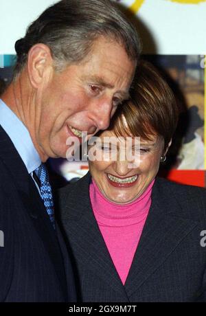 Der Prinz von Wales scherzt mit der Staatssekretärin für Kultur, Medien und Sport, Tessa Jowell, vor ihrer Rede im Hackney Empire, Ost-London. Der Prinz besuchte das Theater, das derzeit restauriert wird, als er die „One Million Kids Challenge“ der Arts & Kids Foundation ins Leben rief, die darauf abzielt, Jugendliche bis zum Jahr 2008 für die Kunst zu begeistern. Â©ANWAR HUSSEIN/ALLACTIONDIGITAL.COM KEINE VERWENDUNG IN GROSSBRITANNIEN FÜR 28 TAGE - EINSATZBEREIT AM 2. JANUAR 2004 Stockfoto