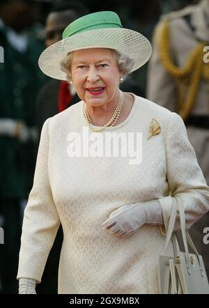 Die britische Königin Elizabeth II. Kommt zu Beginn ihres Besuchs am Flughafen Abuja in Nigeria an, während dessen sie am Treffen der Regierungschefs des Commonwealth teilnehmen wird. Â©ANWAR HUSSEIN/ALLACTIONDIGITAL.COM KEINE VERWENDUNG IN GROSSBRITANNIEN FÜR 28 TAGE - EINSATZBEREIT AM 2. JANUAR 2004 Stockfoto
