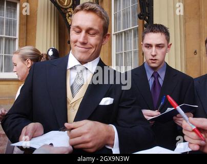 Der englische Rugby-Weltcup-Held Jonny Wilkinson, 24, zeigt im Buckingham Palace in London den MBE (Mitglied des Order of the British Empire), den er von der britischen Königin Elizabeth II. Erhalten hat Stockfoto