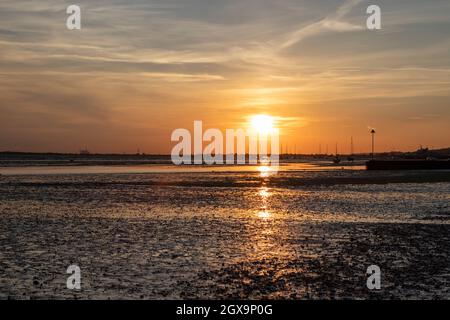 Sonnenuntergang am Chalkwell Beach, in der Nähe von Southend-on-Sea, Essex, England, Großbritannien Stockfoto