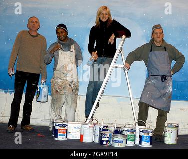 Linda Barker von BBC One's Changing Rooms hilft, das Crisis Open Christmas Shelter zu dekorieren, indem sie ein Wandgemälde mit zwei obdachlosen Künstlern im Südosten Londons malt. â©alma robinson/allactiondigtal.com Stockfoto