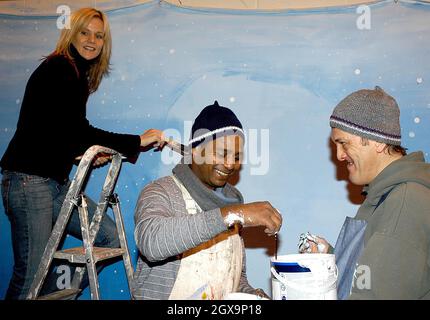 Linda Barker von BBC One's Changing Rooms hilft, das Crisis Open Christmas Shelter zu dekorieren, indem sie ein Wandgemälde mit zwei obdachlosen Künstlern im Südosten Londons malt. â©alma robinson/allactiondigtal.com Stockfoto