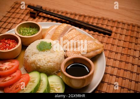 Hainanesischer Hühnerreis oder gedünstetes Huhn mit Reis und drei speziellen Saucen. Singapurs berühmtes Gericht. Nahaufnahme Stockfoto