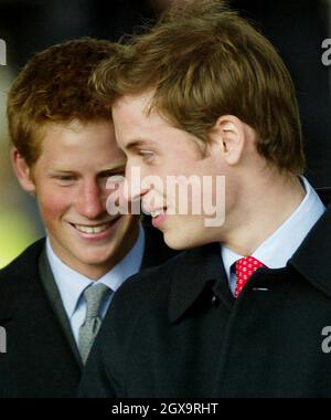 Der britische Prinz William, rechts, und Prinz Harry verlassen die St. Mary Magdalene Church auf dem königlichen Anwesen in Sandringham nach dem Weihnachtsgottsdienst, an dem Mitglieder der königlichen Familie teilnehmen. â©Anwar Hussein/allactiondigital.com Stockfoto