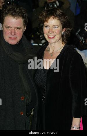 Celia Imrie und ihr Mann bei der Premiere von Big Fish im Warner Village, West End, Leicester Square, London Stockfoto