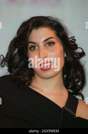 Amy Winehouse spielt live auf der Bühne im HMV Store in der Oxford Street London. Stockfoto