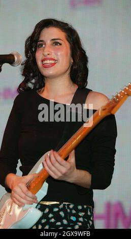 Amy Winehouse spielt live auf der Bühne im HMV Store in der Oxford Street London. Stockfoto