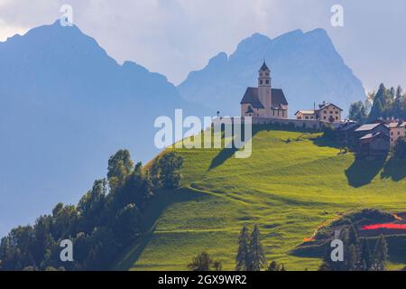 Berglandschaft mit Dörfern von Colle Santa Lucia mit Kirche in Dolomiten, Südtirol, Italien Stockfoto
