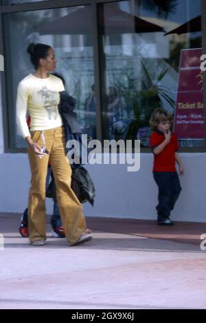 Barbara Feltus alias Barbara Becker nimmt Noah und Elias Balthazar mit zu den Filmen in Miami Beach. Stockfoto