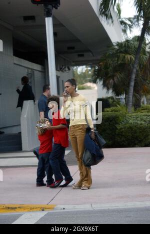 Barbara Feltus alias Barbara Becker nimmt Noah und Elias Balthazar mit zu den Filmen in Miami Beach. Stockfoto