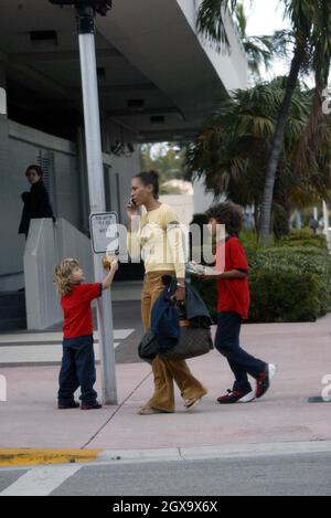 Barbara Feltus alias Barbara Becker nimmt Noah und Elias Balthazar mit zu den Filmen in Miami Beach. Stockfoto