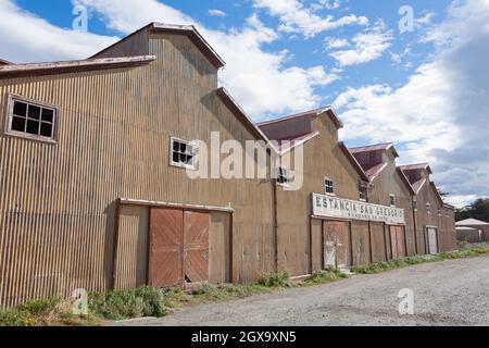 San Gregorio Stadtbild, Punta Delgada, Chile Wahrzeichen. Estancia San Gregorio. Verlassene Gebäude Stockfoto