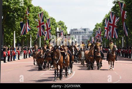 Mitglieder der Household Cavalry fahren am 17. Juni 2017 während der alljährlichen Trooping the Color Parade in London durch die Mall. Stockfoto