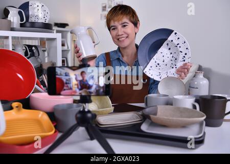 Asiatische Frau Blogger vlogger und Online-Influencer Aufnahme von Video-Inhalte über Online-Marketing und Verkauf und E-Commerce für Keramik machen und Produk Stockfoto