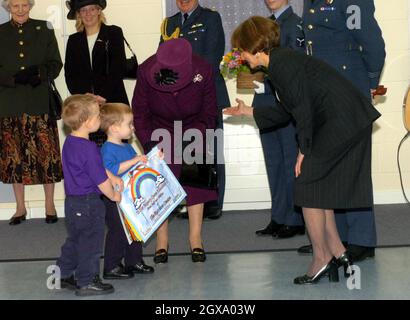 Toby Ridsdale, 6 Jahre, und Jamie Thompson, 3 Jahre, treffen die Britin Queen Elizabeth II im Rainbow Center in RAF Marham. Die beiden drei Jahre alten Jungen verwechselten ihren Lehrer mit der Königin, als sie eine Präsentation im Kindergarten machten. Toby Ridsdale und Jamie Thompson sollten der Queen ein Buch im Rainbow Center übergeben. Die Jugendlichen hatten drei Wochen lang geübt - der Kindergartenmanager Dee Gent spielte während der Proben die Rolle der Königin. â©Anwar Hussein/allactiondigital.com Stockfoto