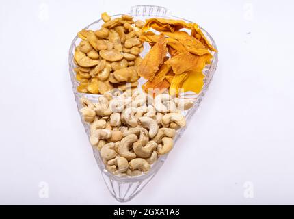 Geröstete und gesalzene Fava-Bohnen, Cashewnüsse und getrocknete Mangoscheiben für einen gesunden veganen und vegetarischen Ernährungs-Snack. Hoch in Protein, Vitamine, Diät-Fi Stockfoto