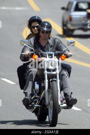 Cindy Crawford und Ehemann Rande Gerber kommen auf einem Motorrad an, um das Strandhaus von Malibu zu sehen, das sie letztes Jahr gekauft haben und gerade umgebaut werden. Stockfoto