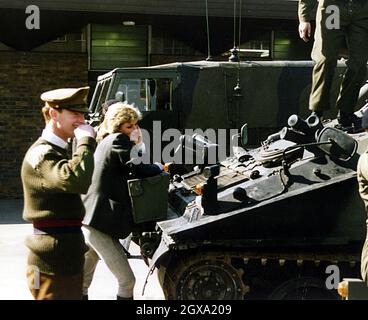 Prinzessin Diana und Major James Hewitt fotografierten in einer Kaserne in Großbritannien. Stockfoto