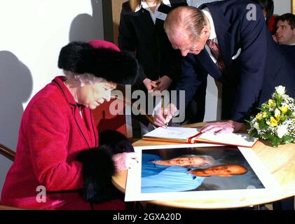 Die britische Königin Elizabeth II. Und ihr Ehemann Prinz Philip, der Herzog von Edinburgh, unterschreiben das Gästebuch und ein Foto von sich selbst während eines Besuchs im Douglas House, einem Pflegesheim für junge Menschen mit lebenseinschränkenden genetischen Erkrankungen, Oxford. Die Königin besichtigte das Haus und schaute sich verschiedene Einrichtungen an, darunter den Spa-Raum, den Sinnesraum und den Musikraum, bevor sie das Haus offiziell mit einer Plakette eröffnete. â©Anwar Hussein/allactiondigital.com Stockfoto