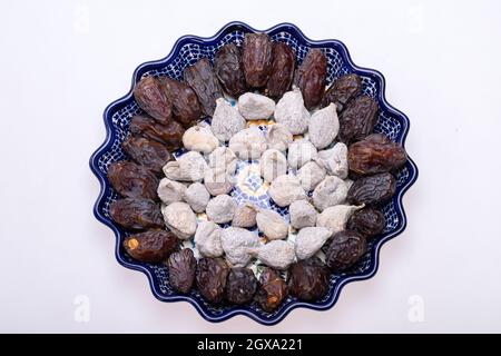 Getrocknete Feigen mit Reismehl und Medjoul Jumbo Datteln bestreut. Stockfoto