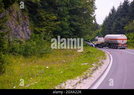 Verkehrsunfall Lkw und Car crash Unfall auf der schönen Natur Straße Stockfoto